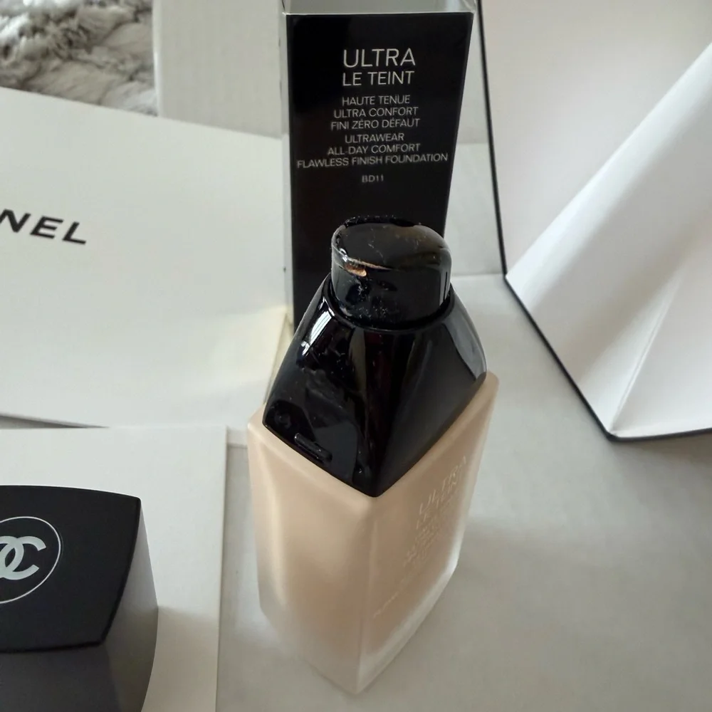 CHANEL ULTRA LE TEINT ALL-DAY COMFORT FLAWLESS FINISH FOUNDATION - Picture 5 of 12